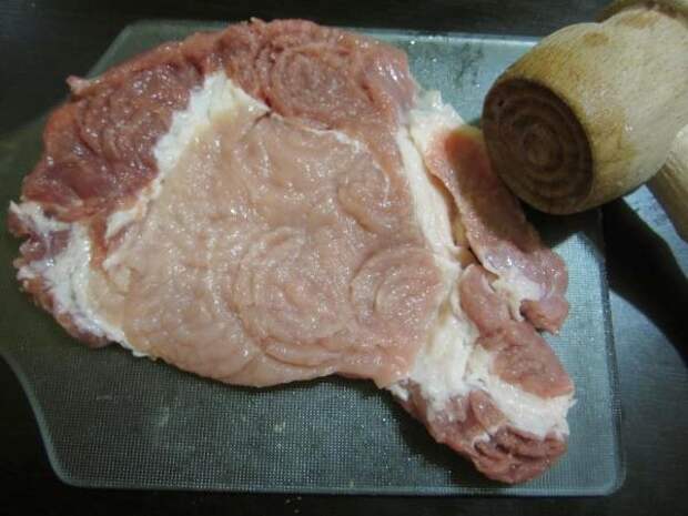 каждый кусок свинины необходимо сильно отбить молоточком. пошаговое фото этапа приготовления свиных отбивных