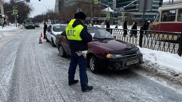 Подросток отвлекся на телефон, и его сбила машина