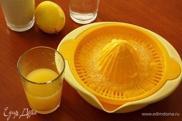 Выдавливаем стакан апельсинового сока.