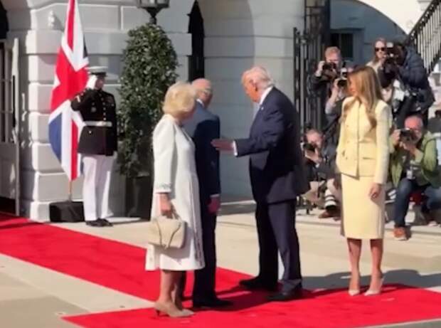 Трамп похлопал по плечу короля Карла III — жест, который назвали нарушением протокола