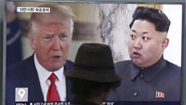 Президент США Дональд Трамп и лидер Северной Кореи Ким Чен Унь на экране телевизора. Сеул, 10 августа 2017
