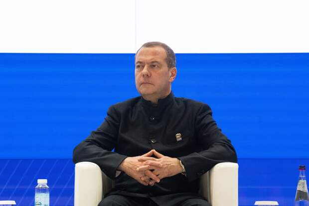 Медведев заявил о последовательном увековечивании памяти Героев России