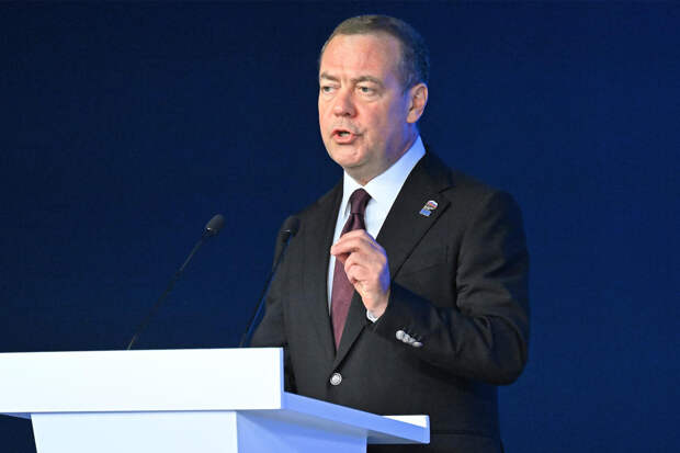 Медведев ответил на заявление Трампа о нефти в Иране словами «кто ему даст»