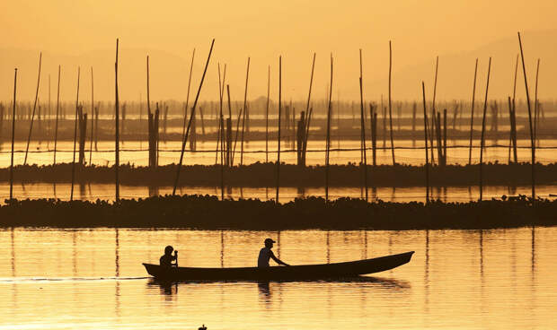 Рыбаки на озере Лагуна-де-Бей в Маниле