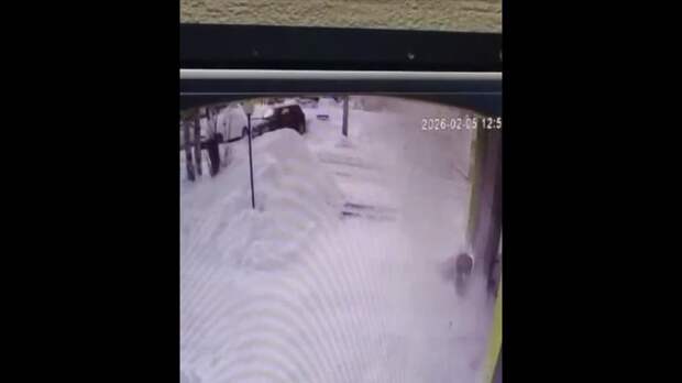 В Кирове на ребенка упала глыба льда со снегом.