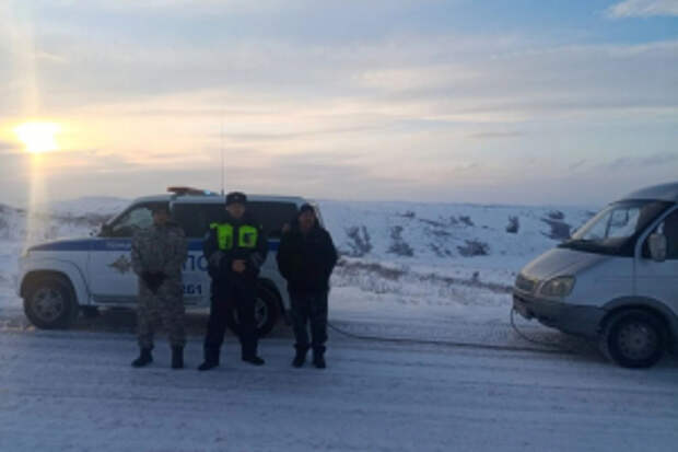 В Алтайском крае сотрудники Краснощековской Госавтоинспекции пришли на помощь водителю ГАЗели