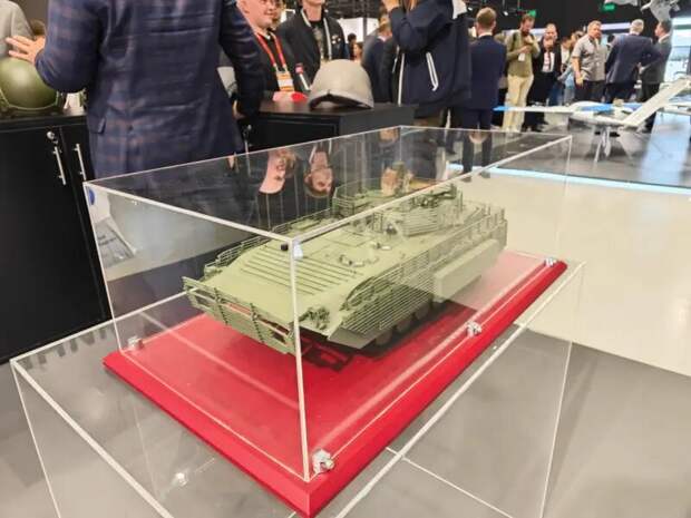 Легкая бронетехника традиционно уязвима перед кумулятивными боеприпасами. Это подтверждали все конфликты, и Российская спецоперация не исключение.-2
