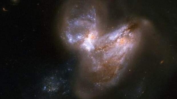 NASA опубликовало потрясающие фотографии столкновения галактик