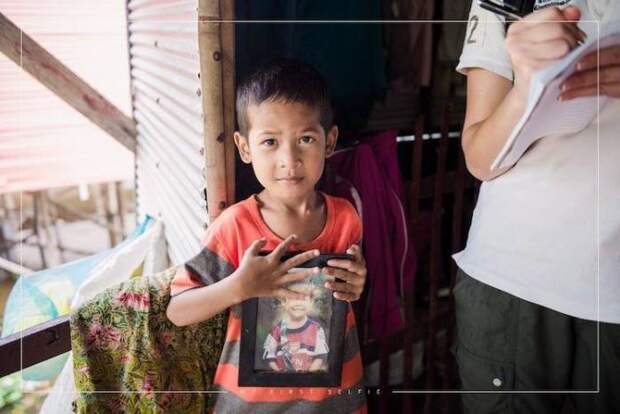 Ребенок дорожит своим портретом, два года спустя после встречи с фотографом.