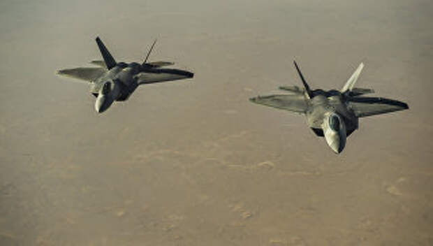 Американские истребители F-22 Raptor над территорией Сирии