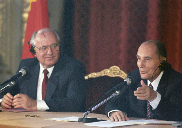 президент Франции Франсуа Миттеран в беседе с Горбачёвым 25 мая 1990 года открыто намекал на необходимость поднять вопрос об упразднении военных блоков