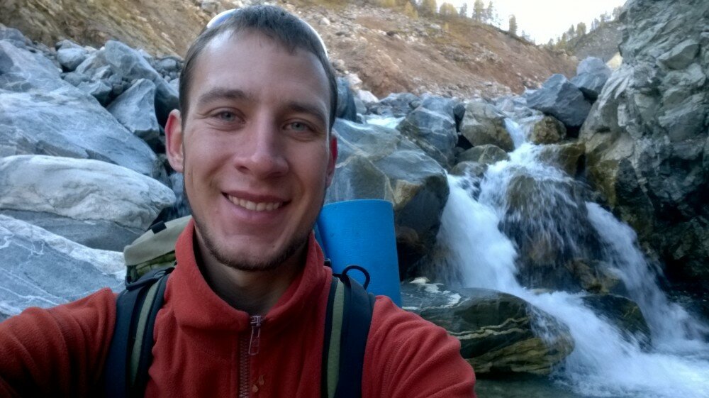 Спуск с гор в долину. Осенняя Мунку-Сардык.