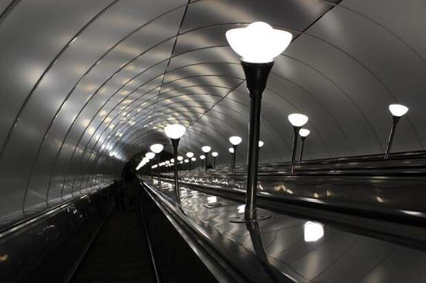 Технический сбой парализовал движение на Фиолетовой линии метро Петербурга