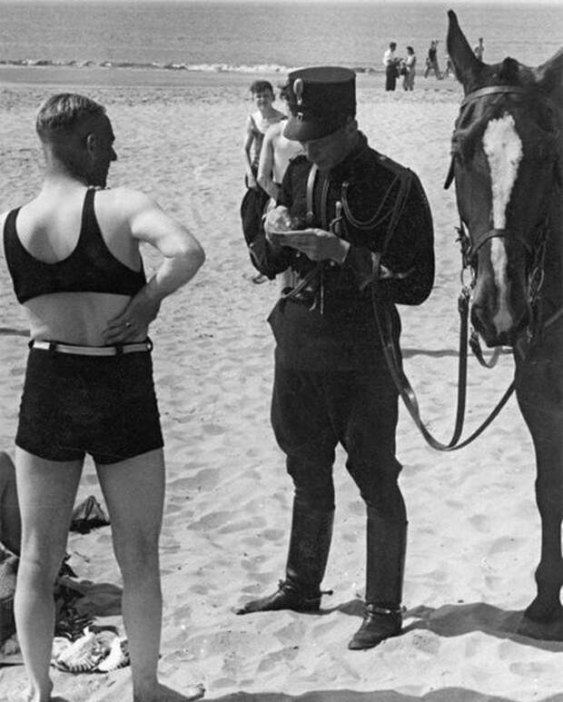 Мужчина на пляже оштрафован за ношение неприличного купального костюма, Голландия, 1931 год знаменитости, исторические фотографии, история, редкие фотографии, фото