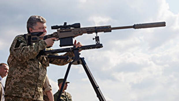 Президент Украины Петр Порошенко со снайперской винтовкой. Архивное фото