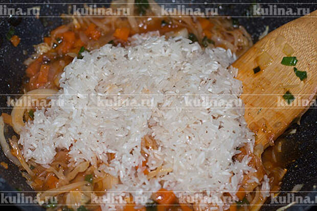 Рис промыть, выложить в сковороду к овощам.