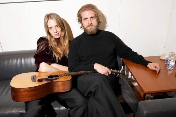 Звезда сериала «Очень странные дела» Майя Хоук впервые вышла в свет с мужем после свадьбы в День святого Валентина