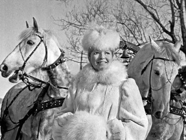 Московская область. Актриса Марина Влади в роли Лики Мизиновой во время съемок в художественном фильме "Сюжет для небольшого рассказа". Фото Александра Конькова /Фотохроника ТАСС/