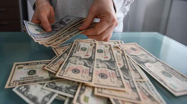 Курс доллара на внебиржевом рынке превысил отметку в 82 рубля