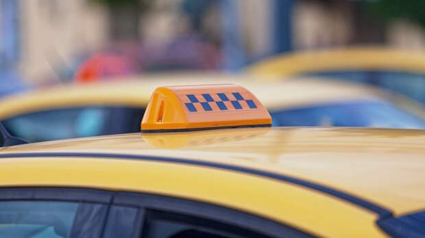 Иностранцам с патентами запретили работать таксистами в Петербурге до конца 2025 года