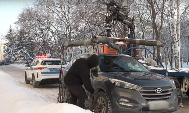 На улице Норицына в Архангельске водители массово паркуются под знаком «Остановка запрещена»