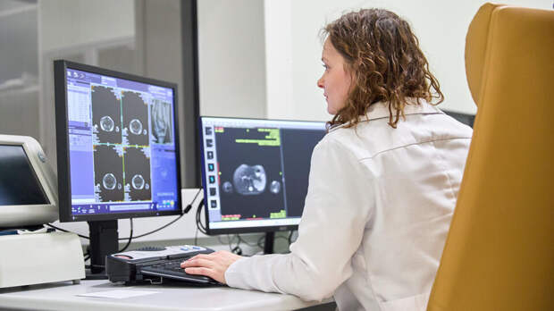 Путин поручил внедрить ИИ в работу медиков