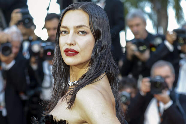 Модель Ирина Шейк выложила фото на фоне советского ковра в России