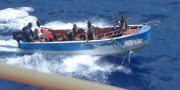 В районе Африканского Рога активизировались сомалийские пираты: захвачен танкер