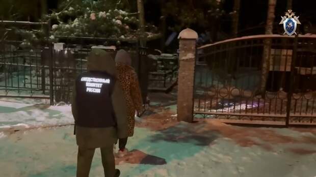 Треш-блогерша занялась сексом на могиле матери и бабушки