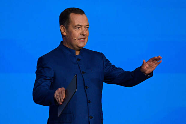 Замглавы Совбеза РФ Медведев прибыл на парад Победы на Красной площади