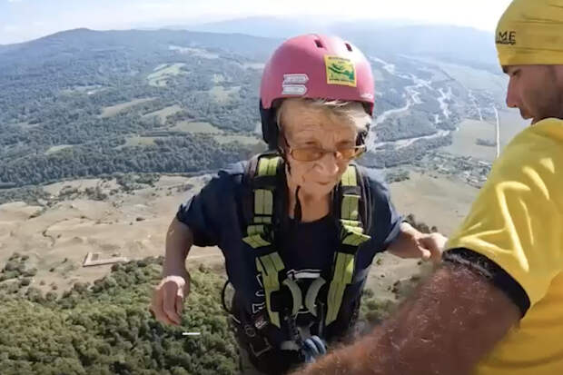 75-летняя россиянка сделала сальто в прыжке с горы и прославилась в сети