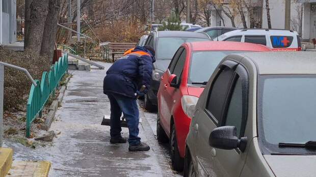 Москвичей предупредили о снеге и гололеде