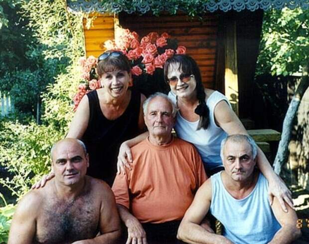 Семья Ротару: по центру отец, позади София и Лидия, брат Евгений слева, справа Анатолий