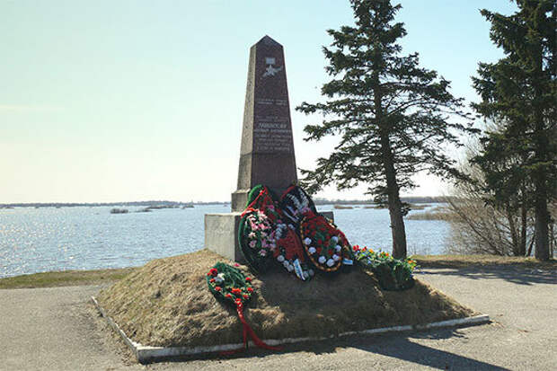 Памятник Александру Панкратову около моста через реку Малый Волховец