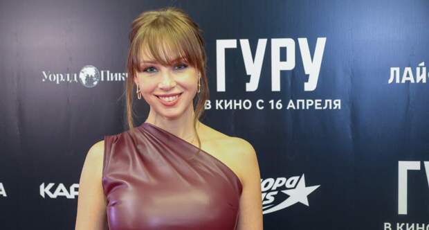 Блогерша Диброва в юбке с разрезом пришла на кинопоказ с Романом Товстиком