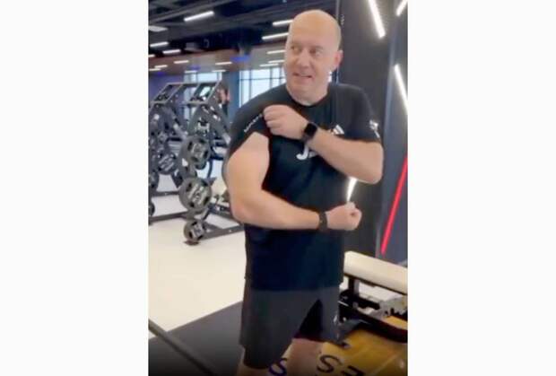 Похудевший ради возлюбленной Сергей Бурунов показал фигуру в спортзале