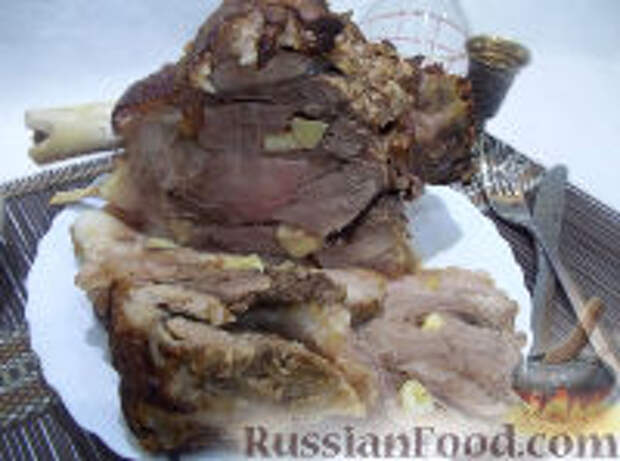 Фото к рецепту: Запеченная свиная рулька