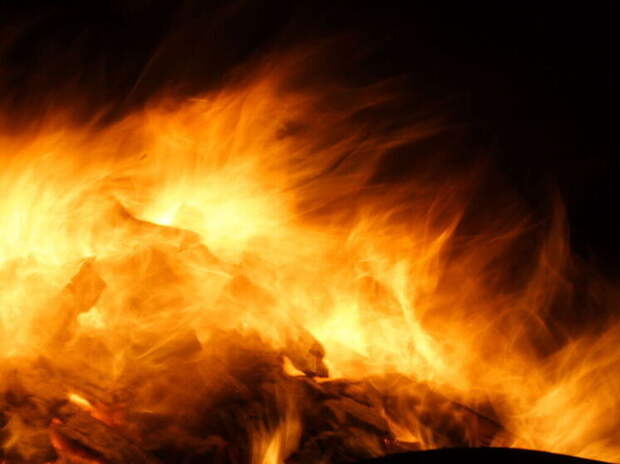 В Махачкале часть кровли горящего многоквартирного дома рухнула на соседние постройки