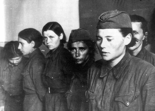 Советских женщин в плен старались не брать, расстреливая на месте. и неизвестно, что было хуже… 
