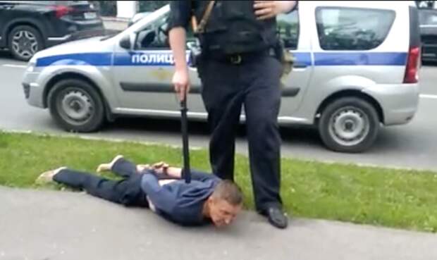 На Карамышевской набережной босоногий мужчина порезал бродяг