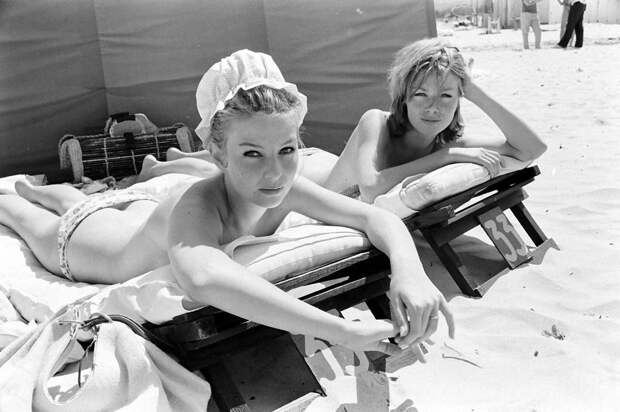 Аннет Вадим, актриса из Дании, греется на солнышке Сен-Тропе вместе со своей сестрой на 12-м Каннском кинофестивале, который прошел в 1959 году.