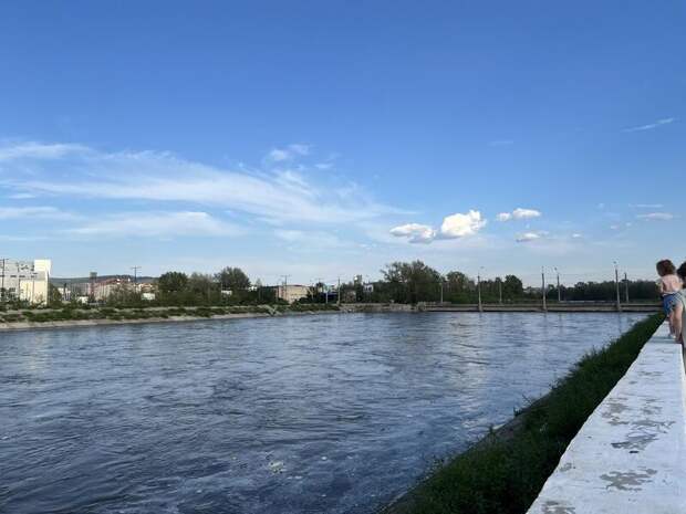 Вода почти подошла к мосту на Пожарке