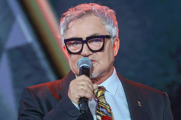 Телеведущий Дмитрий Дибров заявил, что стильно одевается для возлюбленной