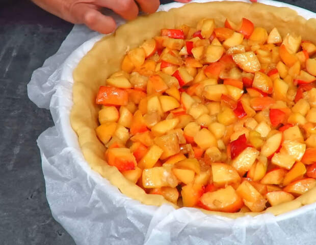 Невероятно ароматный и очень красивый персиковый пирог — обязательный десерт для этого лета