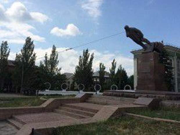 Ляшко заменил памятник Ленину в Северодонецке украинским флагом Ляшко заменил памятник Ленину в Северодонецке украинским флагом
