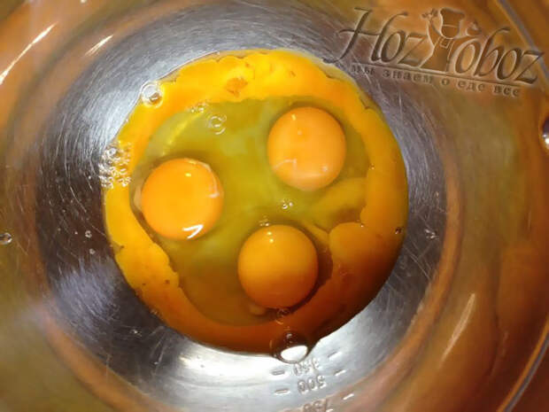 Яйца с дополнительными желткам помещаем в миску