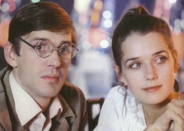 Александр Абдулов и Ирина Алферова в фильме *Предчувствие любви*, 1982 | Фото: kino-teatr.ru Александр Абдулов и Ирина Алферова в фильме *Предчувствие любви*, 1982 | Фото: kino-teatr.ru