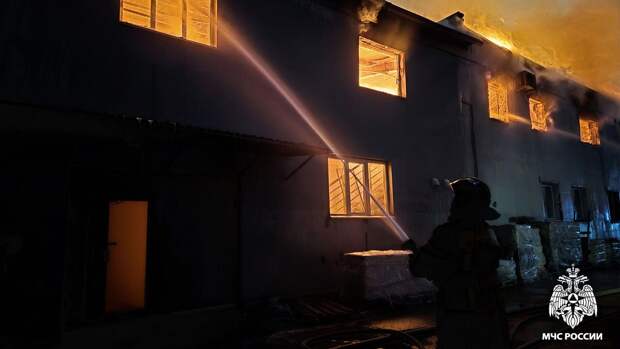 Во Владивостоке загорелся цех по производству мебели