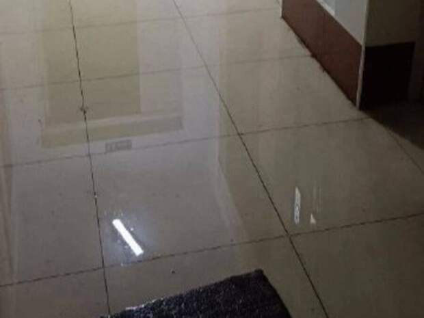 Коммунальный коллапс: прорыв пожарного гидранта оставил многоэтажку во Владивостоке без воды и лифтов