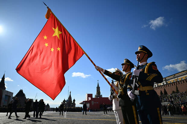 Песков объяснил отказ от военной техники на параде Победы мерами безопасности